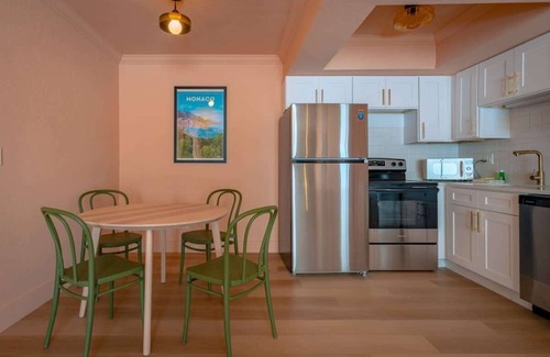 Bay Esplanade Apartment | Renovated 2025 - Retro Beach Oasis with Color Pop