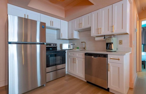 Bay Esplanade Apartment | Renovated 2025 - Retro Beach Oasis with Color Pop