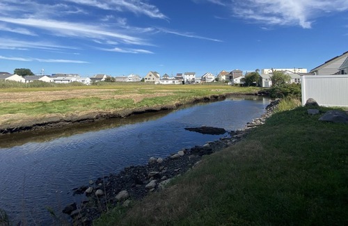 Hampton Condo | Renovated 2nd floor ocean side studio with a kitchenette 3 Min walk to the beach