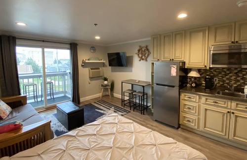 Hampton Condo | Renovated 2nd floor ocean side studio with a kitchenette 3 Min walk to the beach