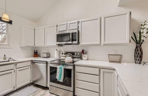 Glenwood Grove - North Iris House | Renovated 3 BDR Townhome in King's Ridge