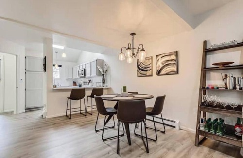 Glenwood Grove - North Iris House | Renovated 3 BDR Townhome in King's Ridge