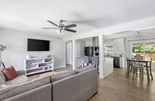 Charleston House | Renovated - 3 Bed Home - 10 Minutes to Downtown!