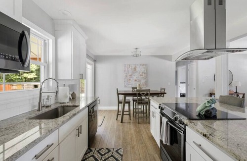 Charleston House | Renovated - 3 Bed Home - 10 Minutes to Downtown!