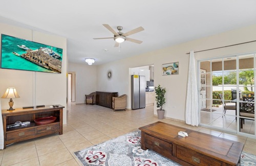 Boroncana Villa | Renovated 3BR Home ~Private Pool~Close 2 Beach~BBQ