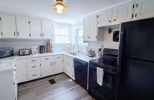 Wellfleet House | Renovated 5BD-Walk to Uncle Tim's Bridge, Hot Tub, Fire Pit, Screen Porch & A/C