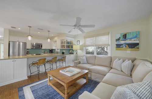 Seaside House | Renovated, 6 Houses to Beach & 1 Block to Town in Seaside + 2 Adult Bikes!