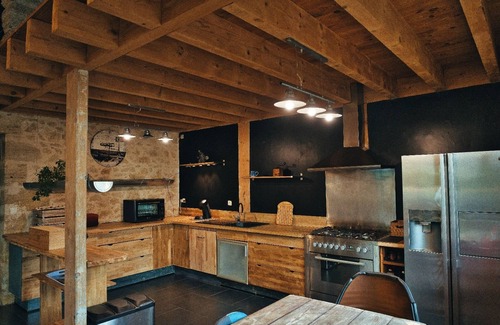 Quinsac House | Renovated and refurbished former workshop on the outskirts of Bordeaux