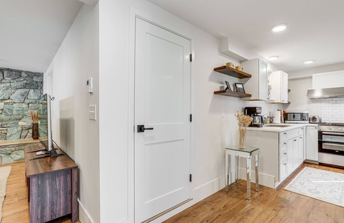 Sunset Hill Apartment | Renovated Apartment in Seattle: 7 Mi to Downtown!