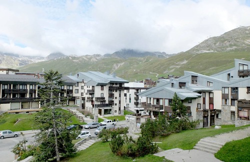 Le Lavachet Apartment | Renovated Apartment · Near Shops & Slopes · Sleeps 8 · South-Facing Balcony