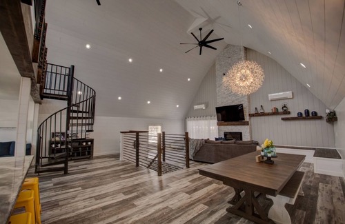 Dakota House | Renovated Barn Sure To Impress with Loft & Game Room!