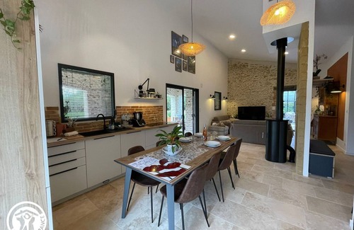 Les Pineaux Cottage | Renovated barn with spa and pool near Poitevin Marsh