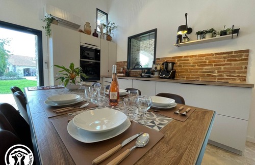 Les Pineaux Cottage | Renovated barn with spa and pool near Poitevin Marsh