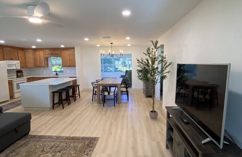 Lady Lake House | Renovated! Between Two Squares with Golf Cart !
