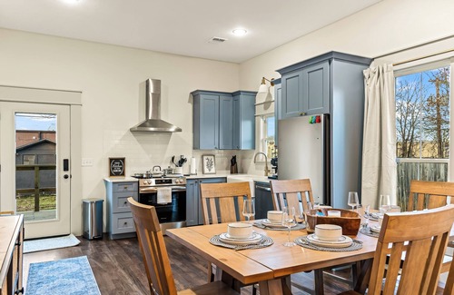 Weatherford House | Renovated Bungalow - Downtown - HOT TUB -Dreamy Clawfoot tub! LUXURY!