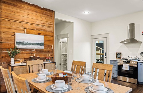 Weatherford House | Renovated Bungalow - Downtown - HOT TUB -Dreamy Clawfoot tub! LUXURY!