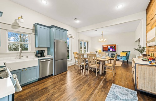 Weatherford House | Renovated Bungalow - Downtown - HOT TUB -Dreamy Clawfoot tub! LUXURY!