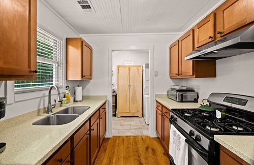 Montgomery House | Renovated Bungalow with Large Yard, Close to Everything by Lucky Savannah