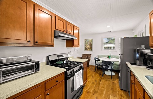 Montgomery House | Renovated Bungalow with Large Yard, Close to Everything by Lucky Savannah