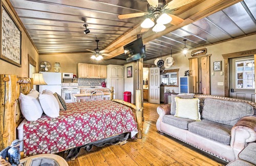 Perrysville Apartment | Renovated Bunkhouse on 12-Acre Horse Farm!