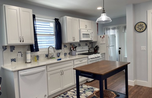 Marblehead House | Renovated Cottage in Central Lakeside
