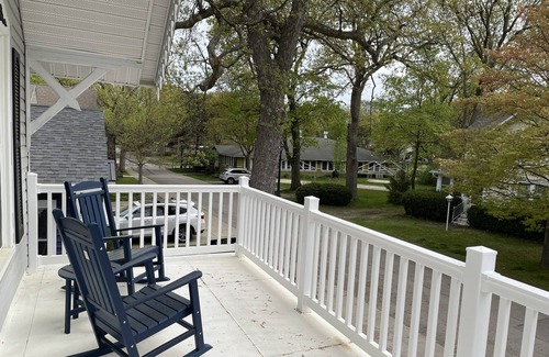 Marblehead House | Renovated Cottage in Central Lakeside