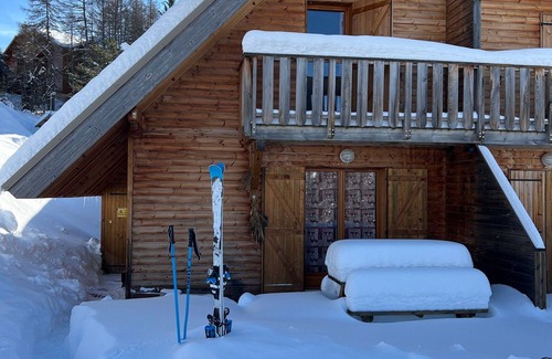 La Joue du Loup Ski Chalet | Renovated chalet for 6, Smart TV, WiFi, parking, pets allowed