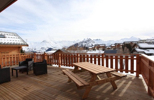 La Toussuire Ski Chalet | Renovated chalet, 3 beds, parking, near shops