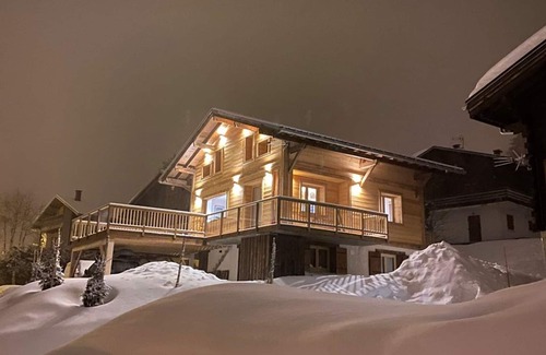 Crest-Voland Ski Chalet | Renovated Chalet for 12, 100m from Ski Slopes, 300m from Shops, Terrace, Parking, and WiFi Included