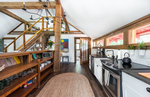 Roswell House | Renovated Charming Barn in Historic Roswell