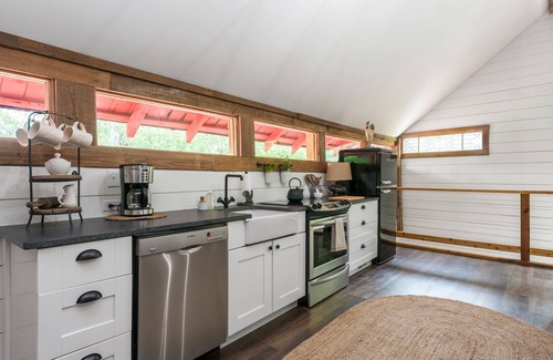 Roswell House | Renovated Charming Barn in Historic Roswell