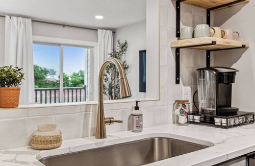 North Capitol Condo | Renovated Chic, Riverfront Condo w/Pool