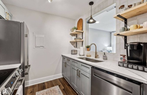 North Capitol Condo | Renovated Chic, Riverfront Condo w/Pool