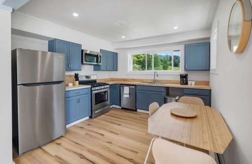 Stowe Condo | Renovated Condo in Luxury Neighborhood