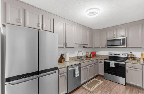 Vestavia Hills Condo | Renovated condo near Samford with full kitchen,W/D, parking and super fast Wi-FI