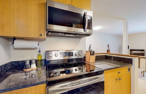 Waitsfield Apartment | Renovated condo with fireplace, pool, tennis & sauna - near Sugarbush