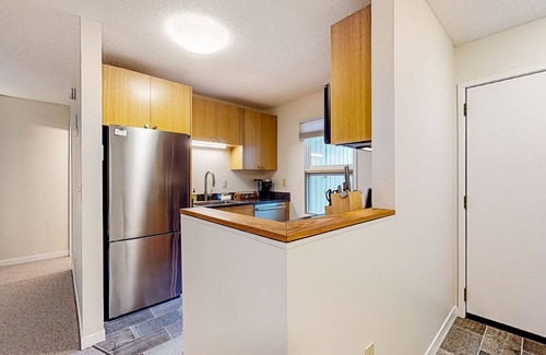 Waitsfield Apartment | Renovated condo with fireplace, pool, tennis & sauna - near Sugarbush