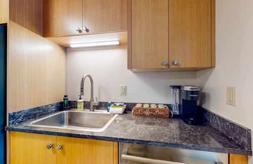 Waitsfield Apartment | Renovated condo with fireplace, pool, tennis & sauna - near Sugarbush