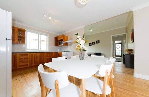 Aberdare House | Renovated Cottage @ The Wines Aberdare Hunter Valley Entire House