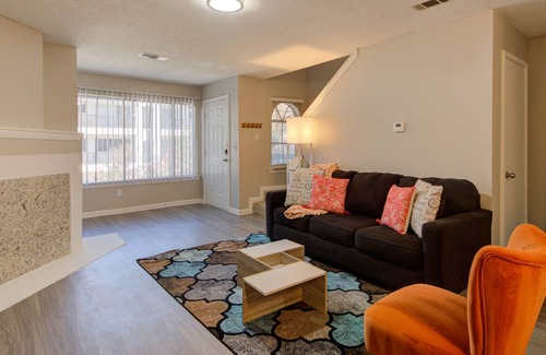 East Riverside - Oltorf Apartment | Renovated, Cozy 2B | Comfy King Beds, Fast WiFi