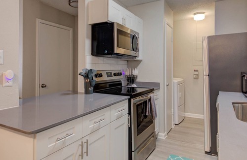 East Riverside - Oltorf Apartment | Renovated, Cozy 2B | Comfy King Beds, Fast WiFi