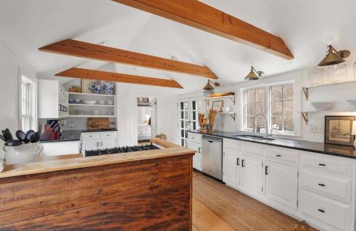 West Barnstable House | Renovated Cozy Cabin 5 Min to Beach