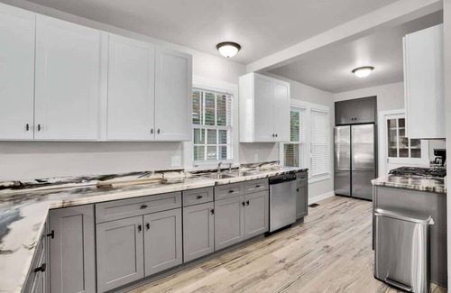Rosewood House | Renovated, Downtown, King, Screened Porch, Stadium