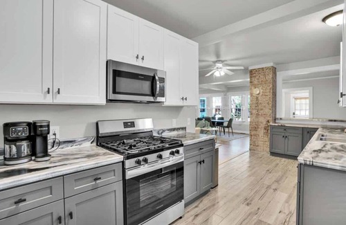 Rosewood House | Renovated, Downtown, King, Screened Porch, Stadium
