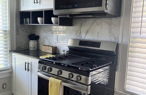 Wheaton House | Renovated Downtown Wheaton ~Gem~