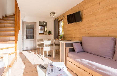 La Salle-les-Alpes Apartment | Renovated duplex chalet, shuttle to slopes, terrace, WIFI, pets OK