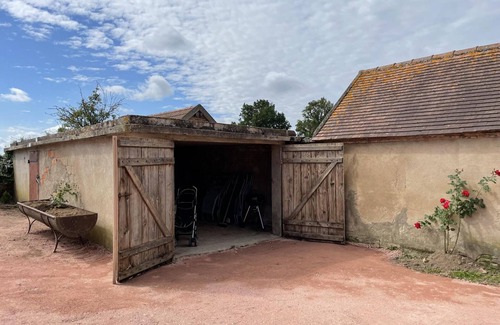 Pierrefitte-sur-Loire Cottage | Renovated cottage with garden and modern amenities in Pierrefitte-sur-Loire