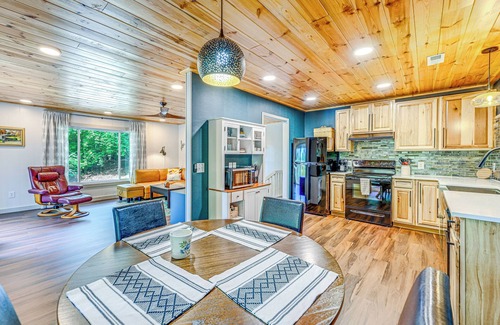 Franklin House | Renovated Franklin Home w/Mountain-View Deck!