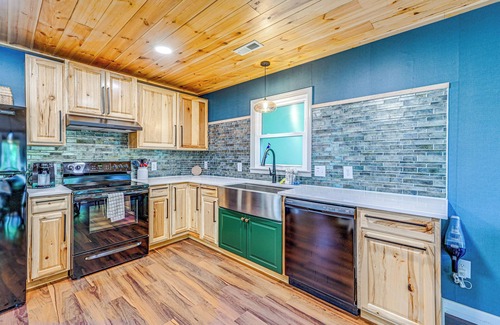 Franklin House | Renovated Franklin Home w/Mountain-View Deck!