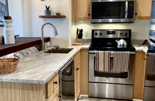 Stratton Mountain Condo | Renovated Long Trail 1BR, Steps from lifts - Hot tub, Pool, Sauna, Heated garage